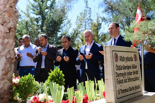 KAYMAKAMIMIZ SAYIN OSMAN UĞURLU, ŞEHİT ZEKERİYA BİTMEZİN KABRİNİ ZİYARET ETTİ